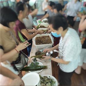 နဂါးလှေလှော်ပွဲတော်တွင် ထမင်းဖက်ထုပ်ထုပ်ခြင်း လှုပ်ရှားမှုများ